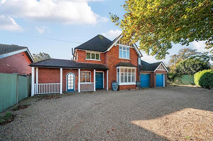 3 Bedroom Detached House For Sale In Goldington Road, Bedford, MK41