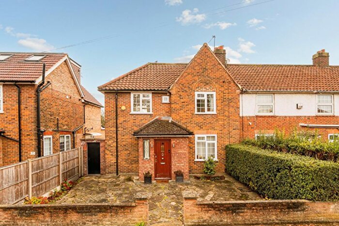 3 Bedroom End Terrace House For Sale In Saxon Drive, W3