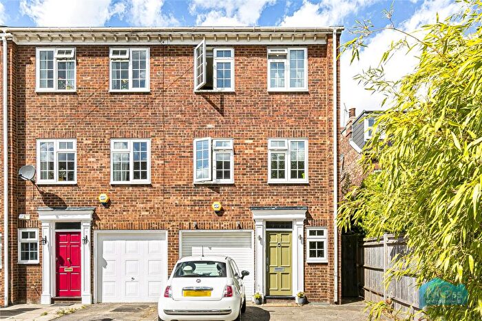 3 Bedroom End Of Terrace House To Rent In Ashburnham Close, East Finchley, London, N2