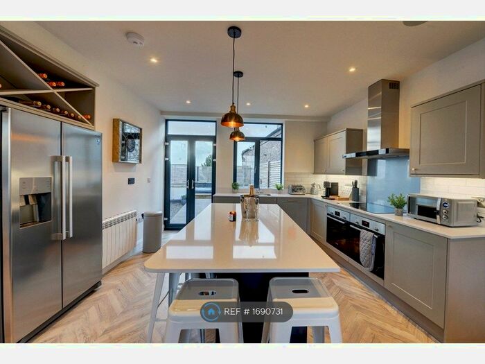 3 Bedroom Flat To Rent In Market Place South, Ripon, HG4