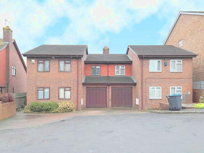 4 Bedroom Semi-Detached House To Rent In St James Close, New Malden KT3