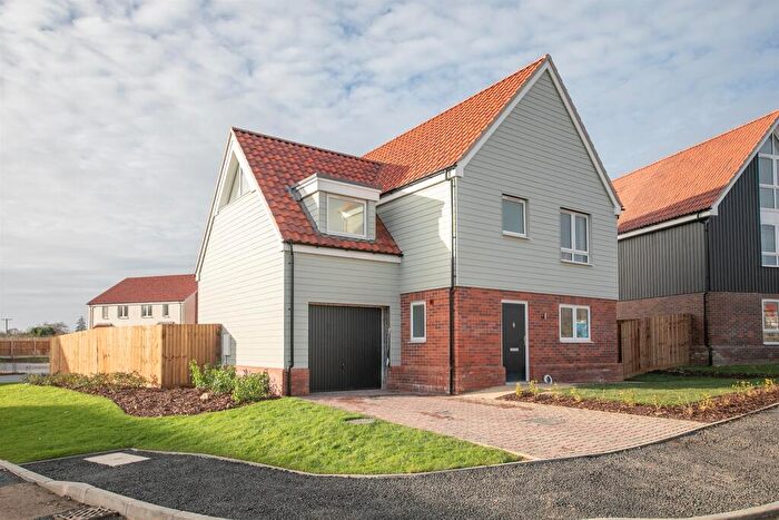 3 Bedroom Detached House For Sale In Spalding Way, Chelmondiston, Ipswich, IP9