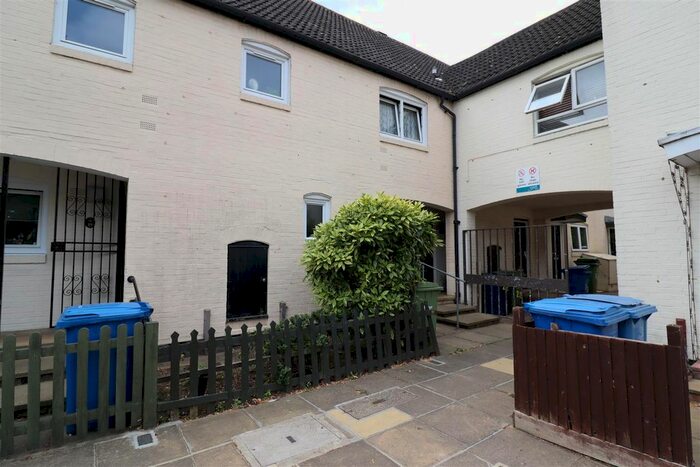 1 Bedroom Flat To Rent In Teak Close, London, SE16