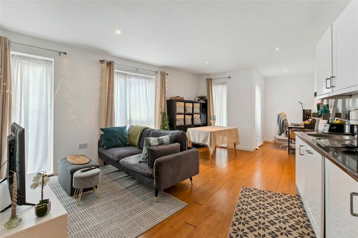 1 Bedroom Flat To Rent In Furley Road, London, SE15