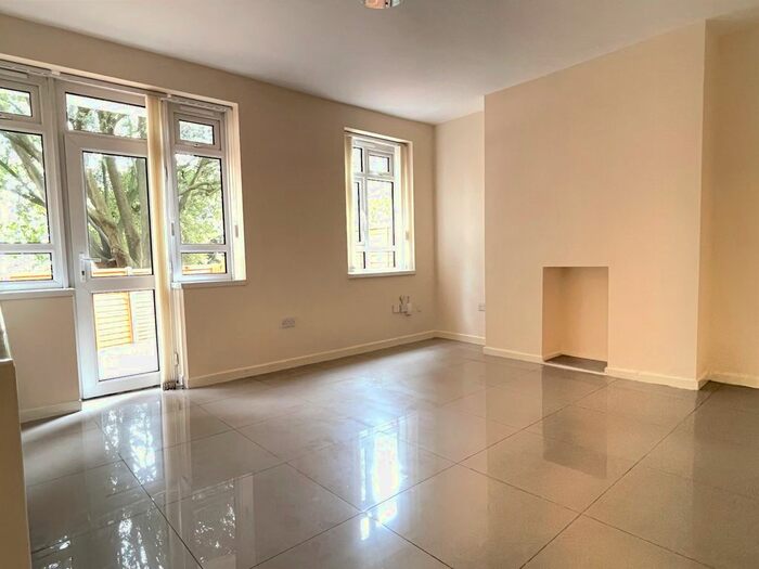 2 Bedroom Flat To Rent In Appleshaw House, Champion Hill Estate, London, SE5