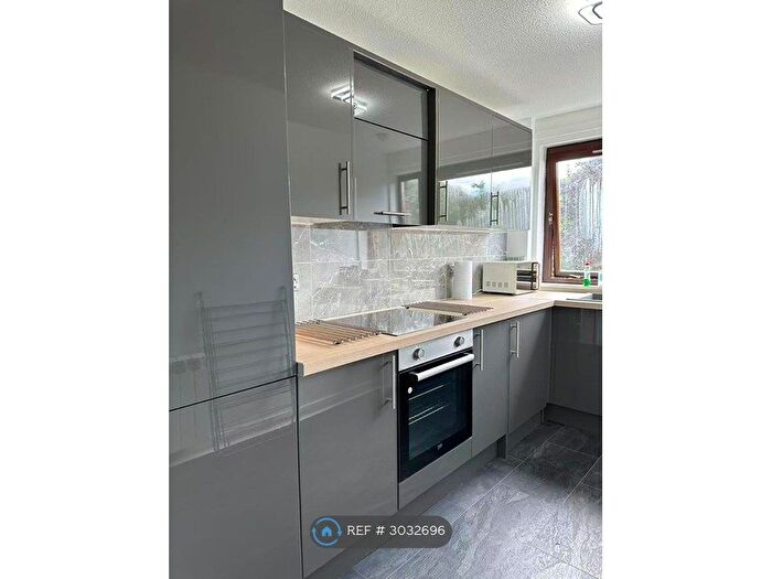 2 Bedroom Flat To Rent In New Johns Place, Edinburgh, EH8