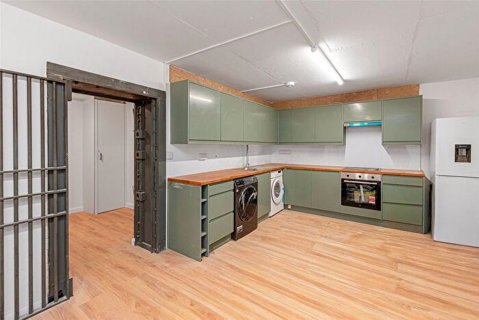 4 Bedroom Flat To Rent In Holloway Road, Islington, London, N7