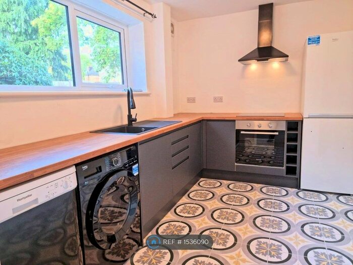 2 Bedroom Flat To Rent In Windsor Court, Kings Norton, Birmingham, B38