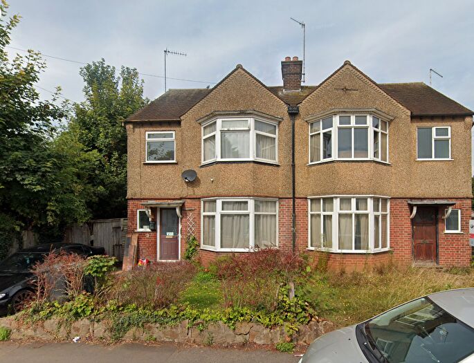 3 Bedroom Semi Detached House To Rent In Blenheim Crescent, Luton, Bedfordshire, LU3