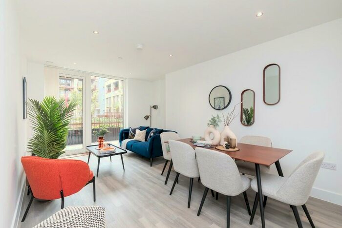 3 Bedroom Flat To Rent In Thames Road, London, E16