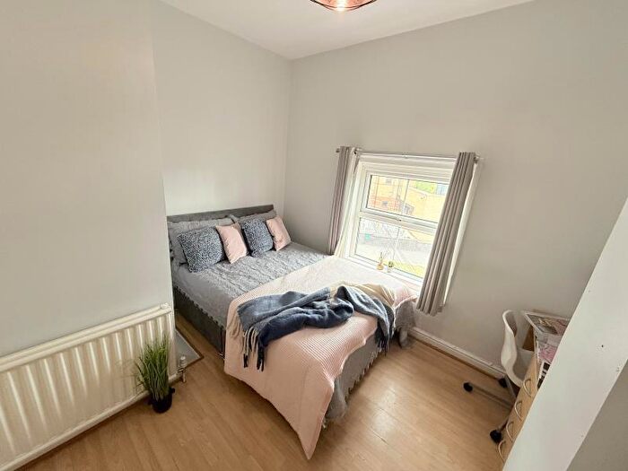2 Bedroom Apartment To Rent In A Woodhouse Lane, LS2
