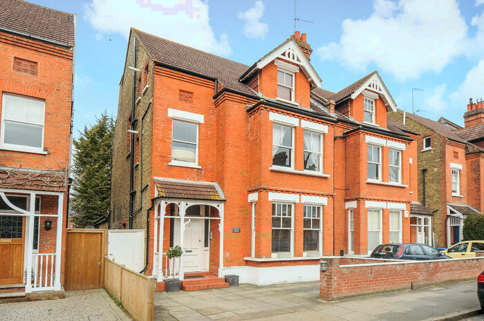 2 Bedroom Apartment To Rent In Victoria Avenue, KT6