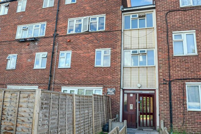 2 Bedroom Maisonette To Rent In Roxwell Road, Barking, IG11