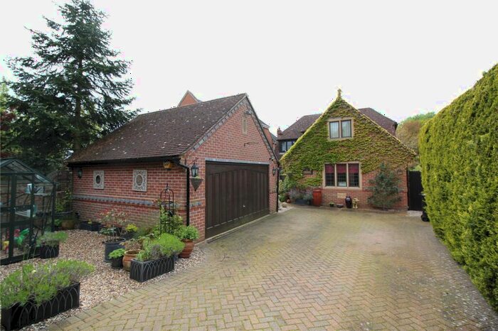 6 Bedroom Detached House To Rent In Oak Avenue, Crays Hill, CM11