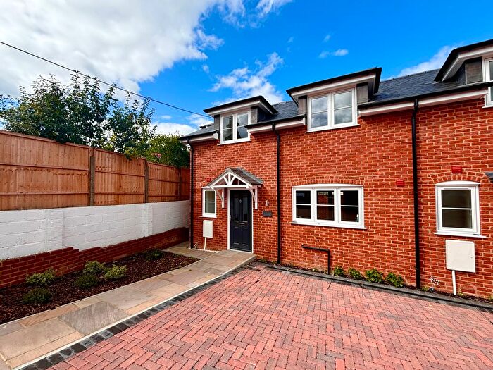 2 Bedroom End Of Terrace House To Rent In , RG27