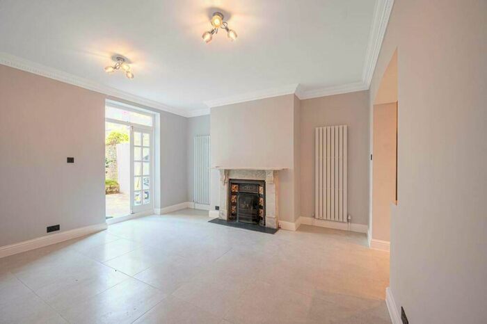 2 Bedroom Apartment To Rent In Winchester Road, Belsize Park, London, NW3