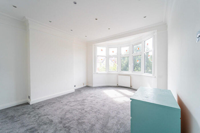 3 Bedroom Apartment To Rent In Windsor Road, Finchley Central, London, N3