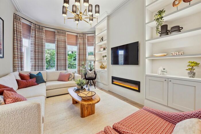 3 Bedroom Flat To Rent In Flat St George's Court, - Gloucester Road, London, SW7