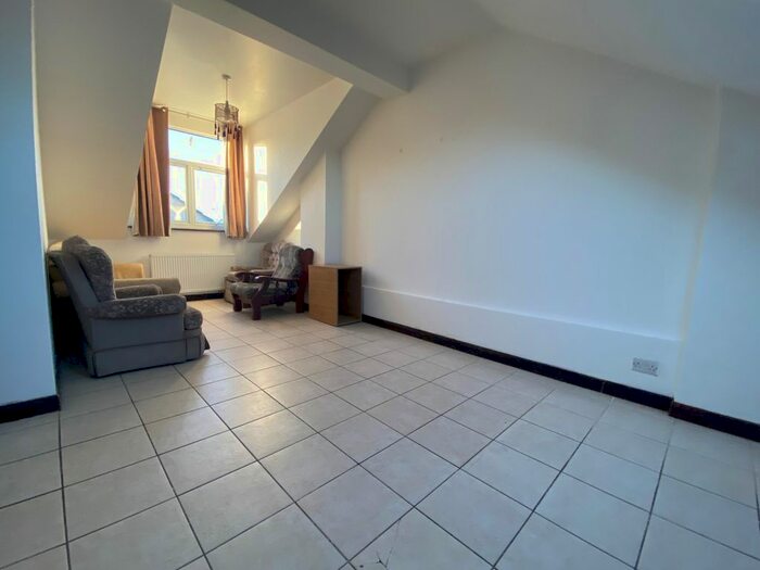 3 Bedroom Flat To Rent In King Street, Southall UB2