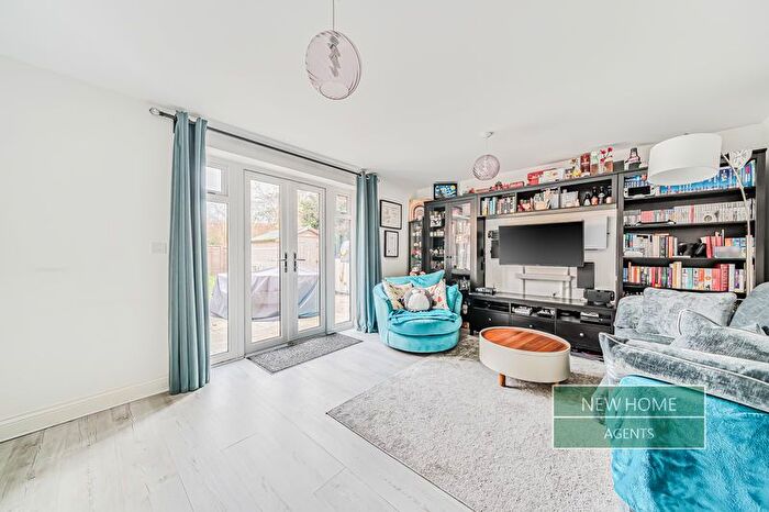 3 Bedroom End Of Terrace House For Sale In Fullbrook Avenue, Reading, RG7