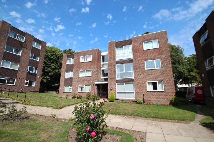2 Bedroom Flat To Rent In Kingsway Court, Leeds, West Yorkshire, LS17