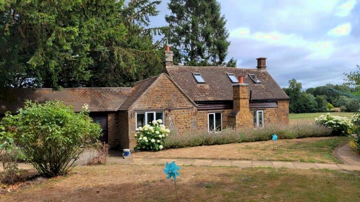 4 Bedroom Detached House To Rent In Hooks Cottage, Oxford Road, Adderbury, Oxon, OX17