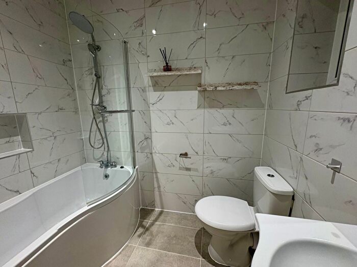 2 Bedroom Flat To Rent In Whitehorse Lane, London, SE25