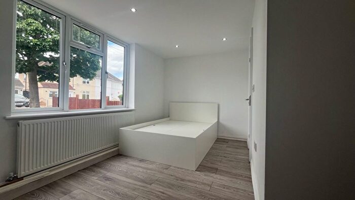 Studio To Rent In Hunters Grove, Hayes, UB3