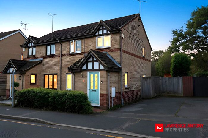 3 Bedroom Semi Detached House For Sale In Kestrel Grove, Rayleigh, SS6