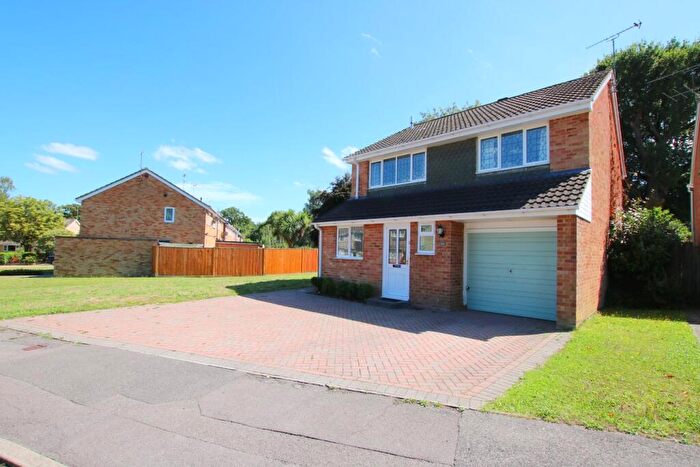 4 Bedroom Detached House For Sale In Sarum Crescent, Wokingham, RG40