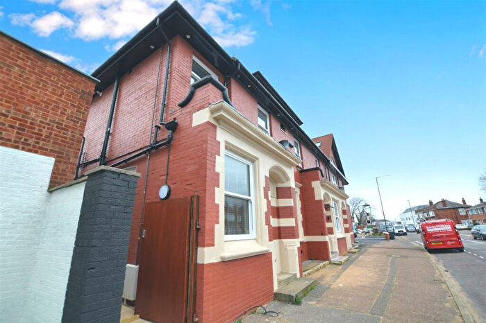 2 Bedroom Flat To Rent In Holly Tree Court, Wimborne Road, Moordown, Bournemouth, BH9