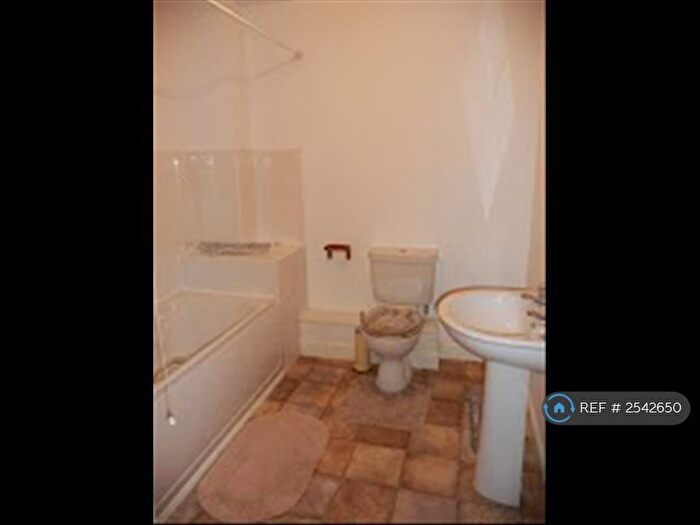 2 Bedroom Flat To Rent In Mosslane East, Manchester, M14