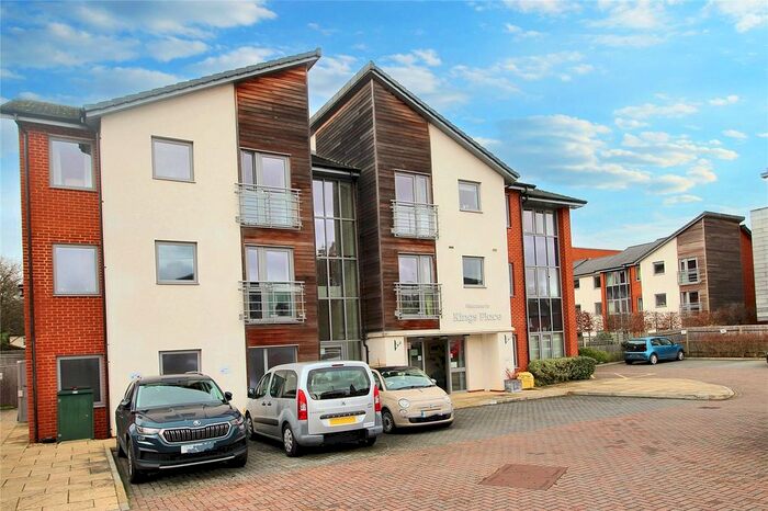 2 Bedroom Flat To Rent In Kings Place, Fleet, Hampshire, GU51