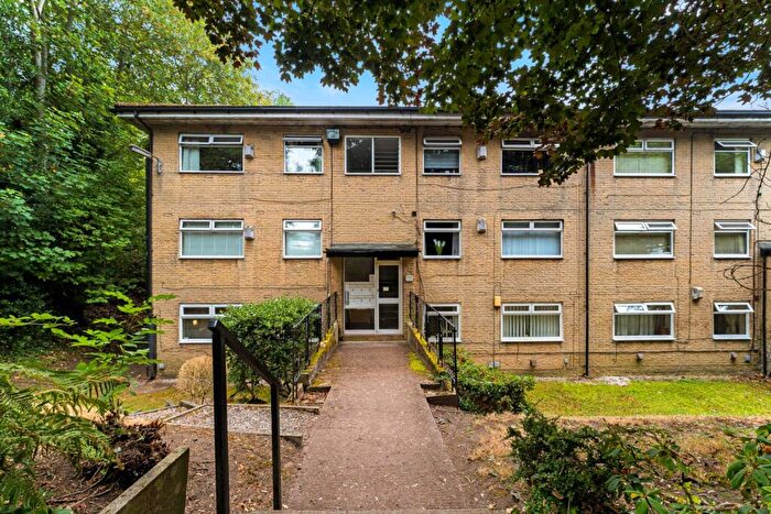 2 Bedroom Apartment For Sale In Links View, Hilton Lane, M25