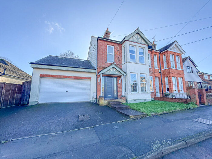 4 Bedroom Semi Detached House For Sale In Gladstone Road, Hockley, SS5