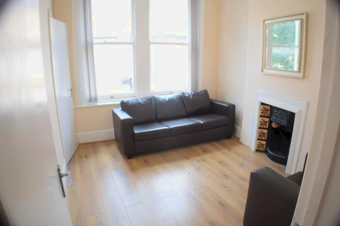 2 Bedroom Flat To Rent In Tremadoc Road, Clapham - London, SW4