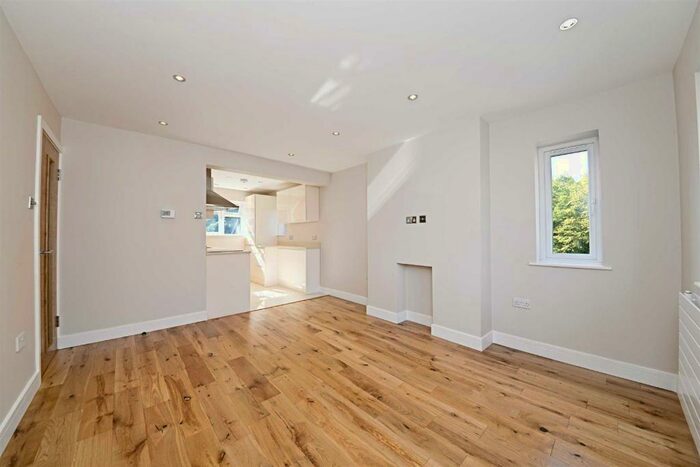 3 Bedroom Flat To Rent In St. Michael's Close, Finchley, N3