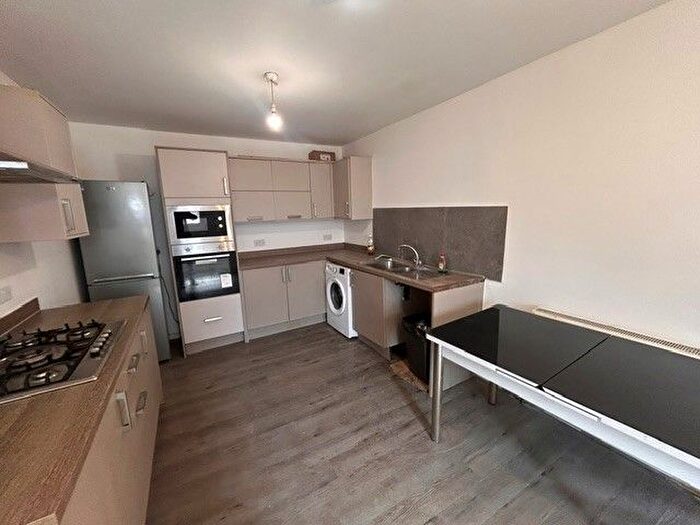 5 Bedroom Semi-Detached House To Rent In Castlecroft Road, Luton, LU1