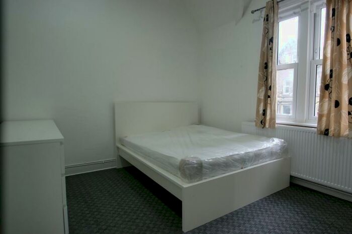 3 Bedroom Flat To Rent In Spingbank House, Headingley Lane, Headingley, Leeds, LS6