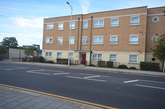 2 Bedroom Flat To Rent In Temple Court, IG2