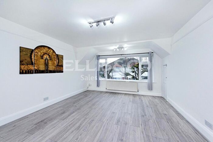 2 Bedroom Apartment For Sale In St Georges Road, Temple Fortune, NW11