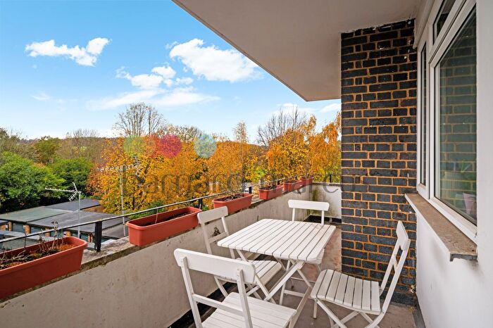 2 Bedroom Flat To Rent In Crescent West, Hadley Wood, EN4