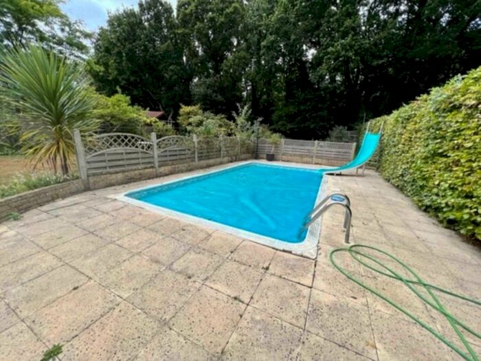 4 Bedroom Bungalow To Rent In Farm Lane, Ashtead, KT21