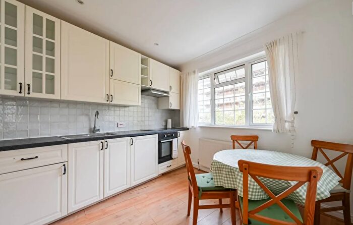 Studio To Rent In Clifton Gardens, London, NW11