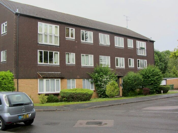 2 Bedroom Flat To Rent In Hallington Close, Goldswoth Park, Woking GU21