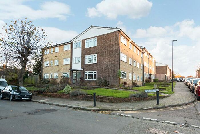 1 Bedroom Flat To Rent In Windsor Court, London, N14