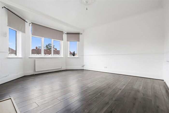3 Bedroom Flat To Rent In North Circular Road, London, N13
