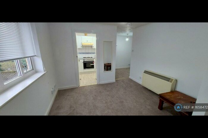 1 Bedroom Flat To Rent In Juniper Court, Romford, RM6