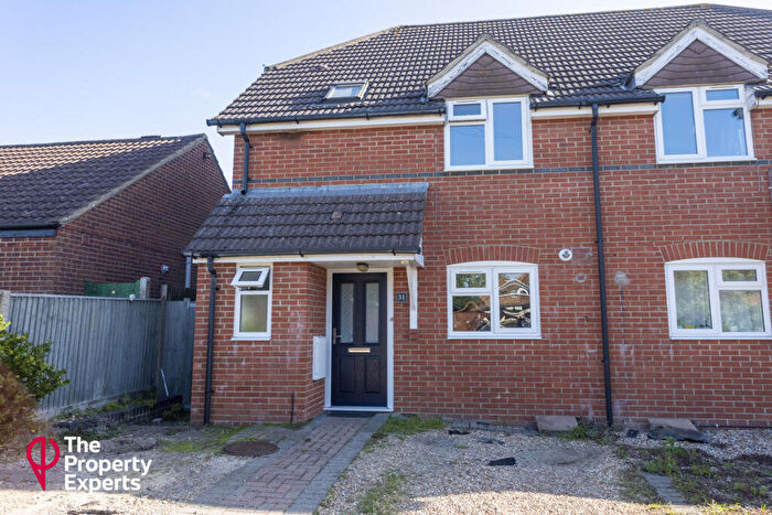 3 Bedroom Semi-Detached House For Sale In Halstead Close, Reading, RG5