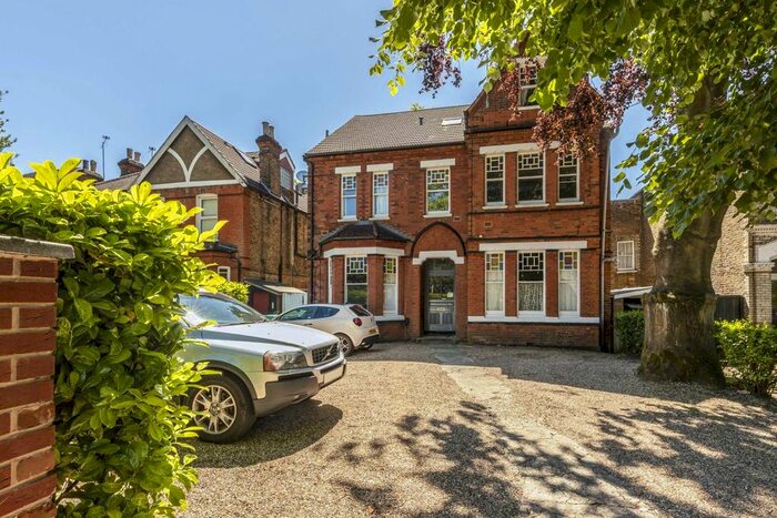 2 Bedroom Flat To Rent In The Avenue, St Margarets, Twickenham TW1